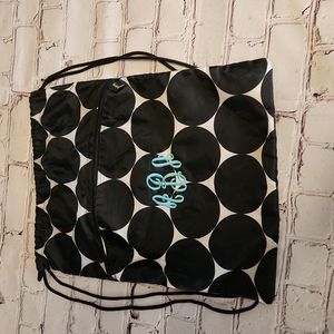 Thirty-one cinch sac black and white circles ABA monogram, used good condition